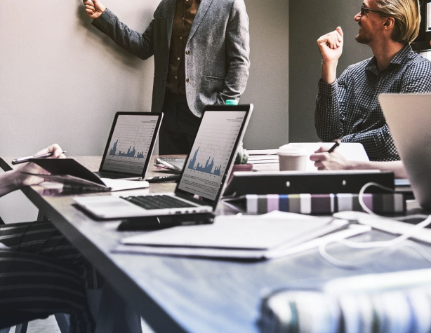 Des gens qui bossent dans un bureau