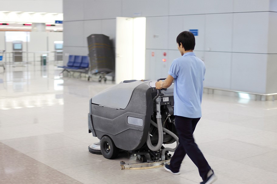 homme avec une autolaveuse