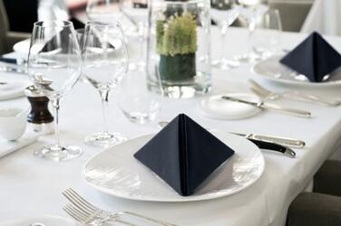 SERVIETTE LINSTYLE® PREMIUM 39X39 CM PLIAGE 4 NOIR, C/12X50