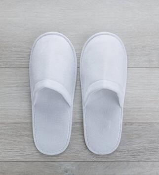 PANTOUFLE FERME POLYESTER NO LOGO BLANC C/100 PAIRES